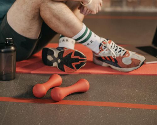 Close up of a clean water bottle and training mat